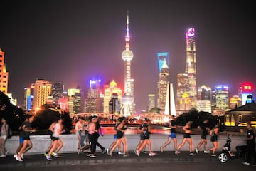 Esta foto tomada el 28 de julio de 2017 muestra personas corriendo por la noche en Shanghai para mantenerse en forma