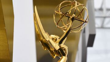 (ARCHIVOS) En esta foto de archivo, se ve una estatuilla de un Emmy en la alfombra roja antes de que los invitados lleguen a la 71a edición de los Premios Emmy en el Microsoft Theatre de Los Ángeles el 22 de septiembre de 2019.
