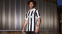 Cuadrado presenta la camiseta de la Juventus 2017 - 2018