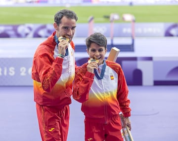 Álvaro Martín y María Pérez celebran su oro en el relevo mixto de marcha. 