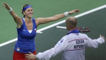 Petra Kvitova celebra su triunfo con el capitán Petr Pala.