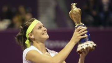 Lucie Safarova levanta el trofeo conquistado en Doha.
