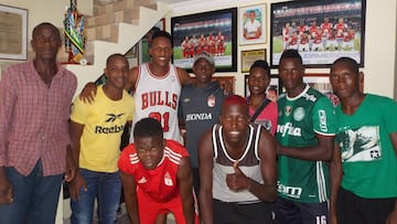 Yerry Mina al lado de su familia y amigos y Guachen&eacute;.