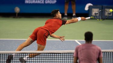 Carlos Alcaraz busca una pelota en su partido ante Gael Monfils,