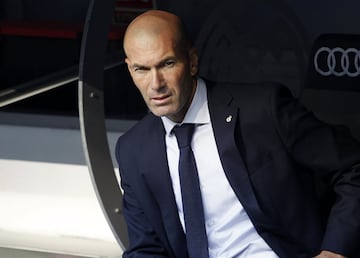 El entrenador del Real Madrid Zidane en el banquillo. 
