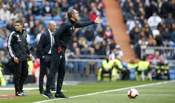 El entrenador del Athletic Club Garitano da instrucciones en la banda. 