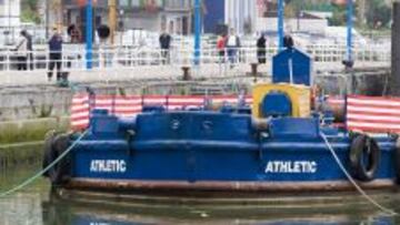 ATRACADA. La gabarra está en el embarcadero del Museo Marítimo como un icono turístico más.