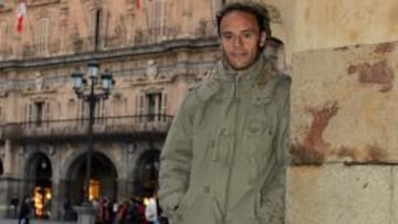 <b>AL PIE DEL CAÑÓN. </b>Quique Martín, con 38 años, posa en la Plaza Mayor de Salamanca.