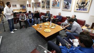 Juan Cruz, Alejo (de Tequila), Santillana y San Jos&eacute; presiden la mesa para ver el Cl&aacute;sico. Roncero hace de anfitri&oacute;n.