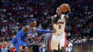 Carmelo Anthony defiende a James Johnson.