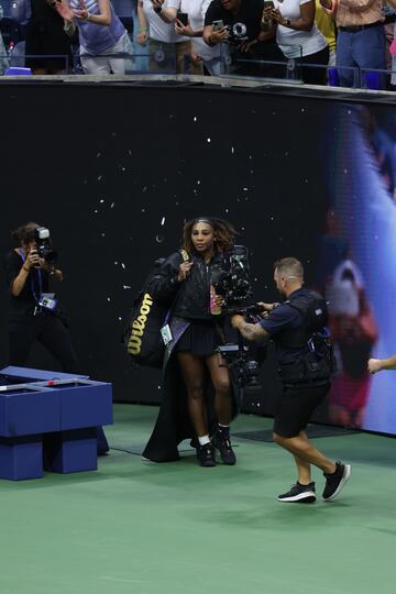 Serena Williams, apareció en la Arthur Ashe como un superheroína, con una capa de lentejuelas doradas en mitad de un estruendo impresionante de los casi 24.000 espectadores que abarrotaron la pista de tenis más grande del mundo.