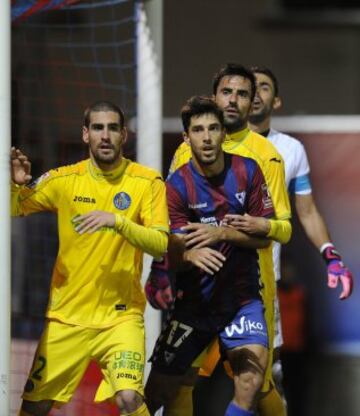 Arroyo y Vila durante el partido de vuelta de dieciseisavos de final de la Copa del Rey, disputado esta noche en el estadio Ipurua.