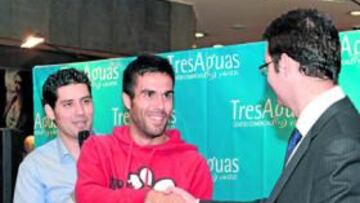 <b>PREMIO. </b>Rubén Sanz recibe el cheque por valor de 6.000 euros.