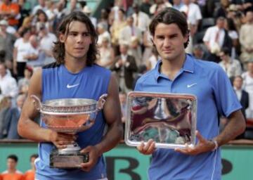 La primera vez que Nadal y Federer se enfrentaron en la final de un Grand Slam fue en Roland Garros, el 11 de junio de 2006, Nadal derrotó a Federer por 1-6, 6-1, 6-4 y 7-6 (4)