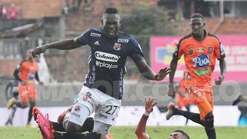 Acción de juego del partido entre Envigado y Medellín.