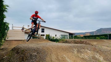 Carlos Coloma entrena en el circuito de su domicilio.