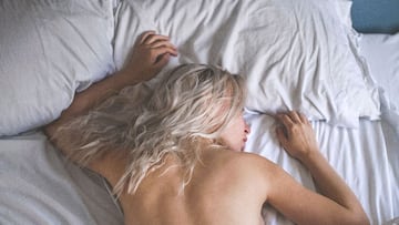 ¿Por qué no deberías dormir desnudo cuando hace calor en verano?