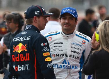 Max Verstappen charla con Carlos Sainz de camino al podio de la pole position.