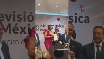 Le entregan a Kimberly “La Más Preciosa” el premio cultural por aportaciones artísticas y la critican en redes