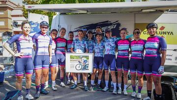 La ciclista Belén López recibe el homenaje de sus compañeras del Massi Tactic tras la disputa de la ReVolta, la prueba femenina de la Volta a Catalunya.