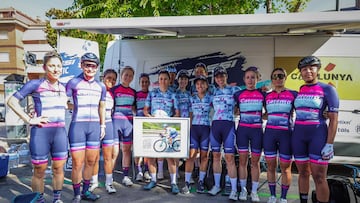 La ciclista Bel¨¦n L¨®pez recibe el homenaje de sus compa?eras del Massi Tactic tras la disputa de la ReVolta, la prueba femenina de la Volta a Catalunya.