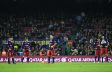 Jugadores del Barcelona tras el gol del Deportivo.