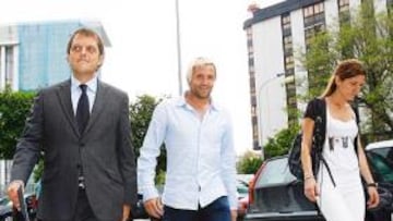 <b>PUSO LA FIRMA. </b>Cañizares acudió ayer a las oficinas con su agente, Alberto Toldrá, y su novia.