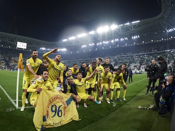 Los jugadores del Villarreal celebran la victoria y la clasificación.