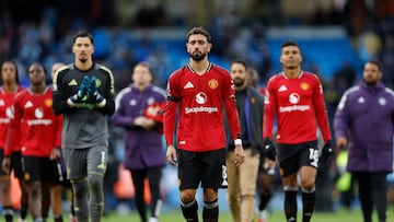 Soccer Football - Premier League - Manchester City v Manchester United - Etihad Stadium, Manchester, Britain - September 14, 2025 Manchester United's Bruno Fernandes looks dejected after the match Action Images via Reuters/Jason Cairnduff EDITORIAL USE ONLY. NO USE WITH UNAUTHORIZED AUDIO, VIDEO, DATA, FIXTURE LISTS, CLUB/LEAGUE LOGOS OR 'LIVE' SERVICES. ONLINE IN-MATCH USE LIMITED TO 120 IMAGES, NO VIDEO EMULATION. NO USE IN BETTING, GAMES OR SINGLE CLUB/LEAGUE/PLAYER PUBLICATIONS. PLEASE CONTACT YOUR ACCOUNT REPRESENTATIVE FOR FURTHER DETAILS..