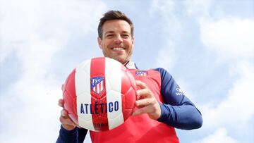 Azpilicueta, con un balón del Atleti en el Cerro del Espino.