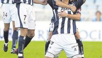 <b>GOL CON DEDICATORIA DE KOVACEVIC. </b>El serbio se arrodilló en el mediocampo tras marcar y miró al cielo ante el aplauso de la grada.