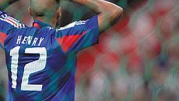 <b>ESTA VEZ SE QUEDÓ SIN MARCAR. </b>Thierry Henry se lamenta de una de las ocasiones desperdiciadas ante Israel. El delantero del Arsenal no pudo batir la portería defendida por Davidovich.