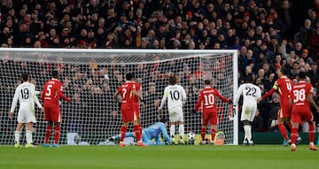 2-0. Centro de Andy Robertson y Cody Gakpo remata de cabeza solo en el área pequeña para marcar el segundo tanto.