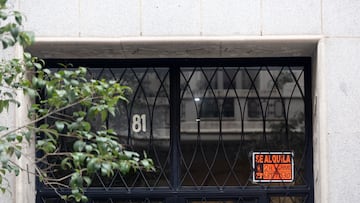 Un cartel de 'Se alquila', en el barrio de Castellana, a 13 de febrero de 2026, en Madrid (España). Madrid concentra los diez barrios más caros para comprar una vivienda de segunda mano, con Castellana liderando el ranking con un valor medio de 11.792 euros, es decir, 4,1 veces el valor del precio medio de España (2.879 euro/m2), según los datos del índice Inmobiliario Fotocasa.
13 FEBRERO 2026;ALQUILER;PRECIOS;VIVIENDA;GARAJE;LOCAL;OFICINA;SE ALQUILA;CARTEL;DISPONIBLE;
Eduardo Parra / Europa Press
13/02/2026