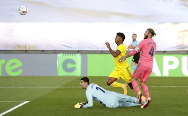 Lozano marca el 0-1 al Real Madrid. 