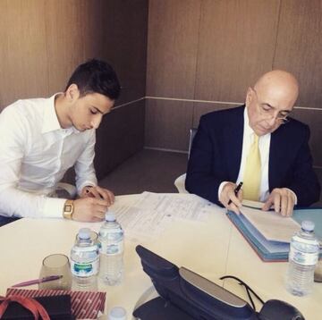 Esta imagen corresponde al día en que firmó su primer contrato como profesional con AC Milán y se sentó en la misma mesa que Adriano Galliani.