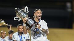 Uno de los puntales de Liverpool, Thiago Vecino, alza el trofeo y festeja con sus compañeros del Liverpool tras ganar el campeonato uruguayo al vencer a Peñarol, en el Estadio Campeón del Siglo en Montevideo (Uruguay), el pasado día 16.