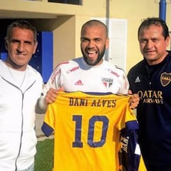 Antes de jugar contra River por la Libertadores, Dani Alves posó con la camiseta de Boca