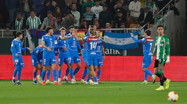 0-1. David Hancko celebra el tanto con sus compañeros.
