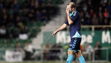 Rom&aacute;n Zozulia, expulsado duranteun partido en Elche.