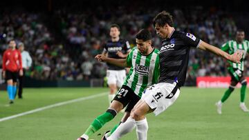 Real Betis' Spanish midfielder Ayoze Perez (L) vies with Real Sociedad's French defender Robin Le Normand during the Spanish league football match between Real Betis and Real Sociedad at the Benito Villamarin stadium in Seville on April 25, 2023. (Photo by CRISTINA QUICLER / AFP)