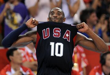 Kobe celebra la medalla de oro tras ganar la final de los Juegos Olímpicos de Pekín 2008 a España.
 