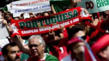 La afición de la Portuguesa, en protesta por las calles de Sao Paulo.