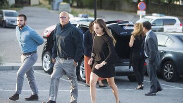 Los hijos de Blanca Fernández Ochoa llegando a la capilla ardiente.