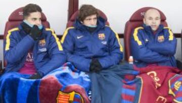 Entre algodones. Iniesta, junto a Bartra y Sergi Roberto en el banquillo de Eibar el pasado domingo.