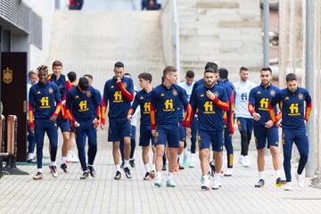 El grupo llegando al campo de entrenamiento.