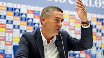 OVIEDO, 10/10/2025.- El nuevo entrenador del Oviedo, Luis Carrión, durante su presentación oficial, este viernes en el estadio Carlos Tartiere de la capital asturiana. El Real Oviedo afronta una nueva etapa con la llegada de Carrión como técnico tras la destitución de Veljko Paunovic ante los malos resultados en el regreso del club azul a la máxima categoría del fútbol español. EFE/Paco Paredes