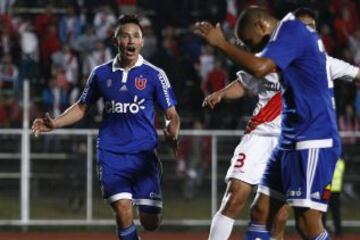 Gustavo Canales celebrando el tanto que le dio el triunfo a Universidad de Chile sobre Curicó.