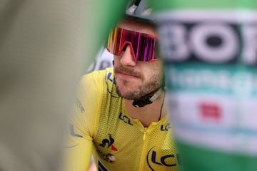 Adam Yates con el maillot amarillo.