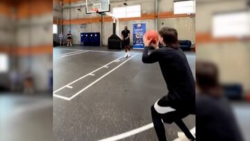 El talento de Peso Pluma para el baloncesto en la NBA